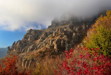 Dağ tepelerinde renkli günbatımı