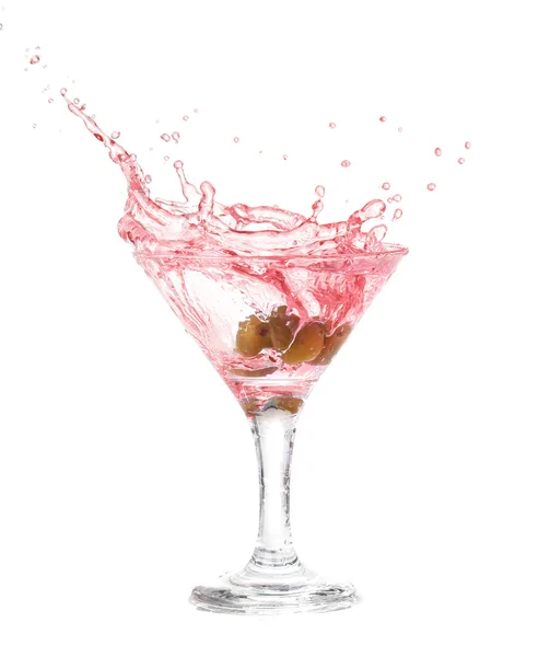 Splash von Oliven in einem Glas Cocktail, isoliert auf weißem Hintergrund, Clipping-Pfad enthalten. — Stockfoto