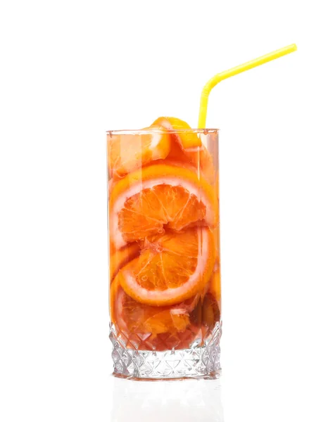 Jarra con una bebida refrescante con rodajas de limón de naranja y kiwi sobre fondo blanco — Foto de Stock