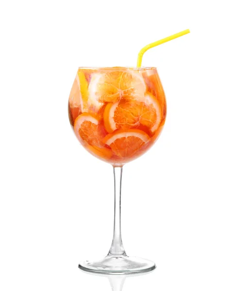 Глечик з освіжаючим напоєм з лимонними скибочками апельсина та ківі на білому тлі — стокове фото