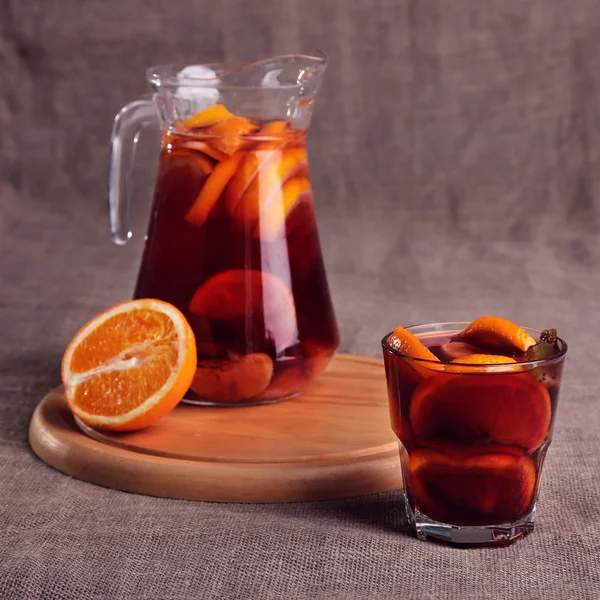 Kall uppfriskande drink från bär i glas på tabellen trä — Stockfoto