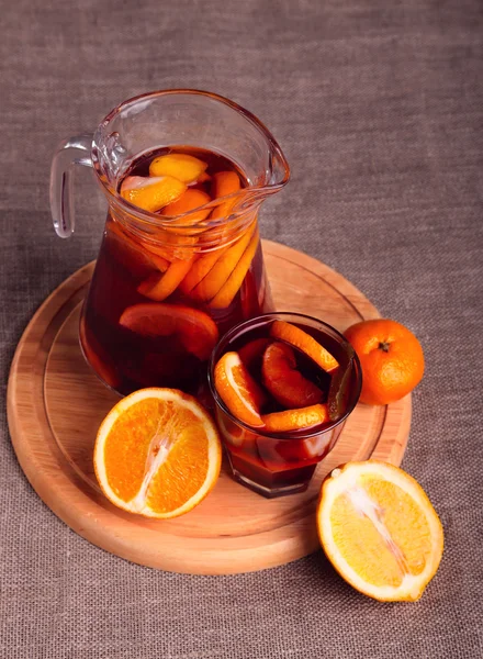 Kall uppfriskande drink från bär i glas på tabellen trä — Stockfoto