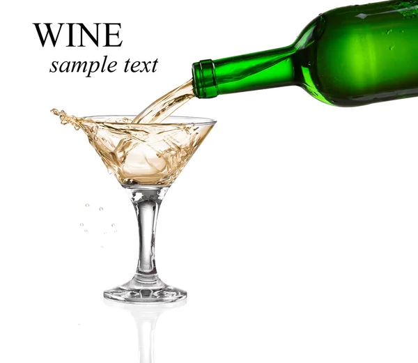 Vino blanco que vierte de la botella intro el vidrio sobre fondo blanco — Foto de Stock