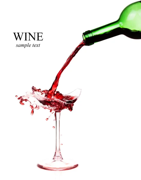 Verre cassé sur la table. Du vin rouge versé, comme du sang . — Photo