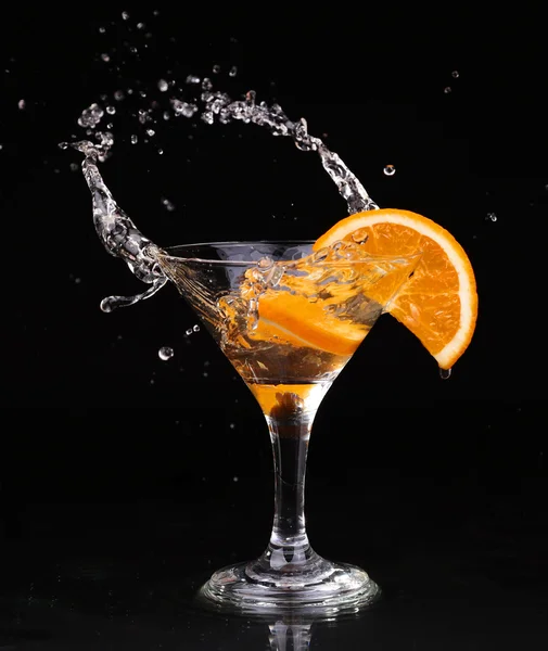 Vermú cóctel en el interior de la copa de martini sobre fondo oscuro —  Fotos de Stock