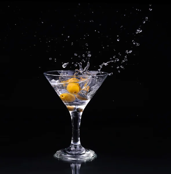 Cocktail di vermut all'interno bicchiere martini su sfondo scuro — Foto Stock