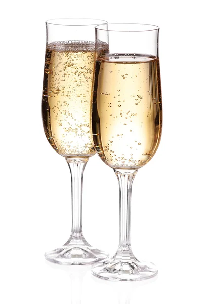 Twee glazen met champagne. Geïsoleerd op wit met uitknippad. — Stockfoto