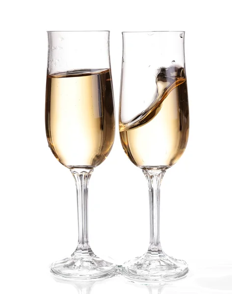 Två glas med champagne. Isolerad på vit med urklippsbana. — Stockfoto