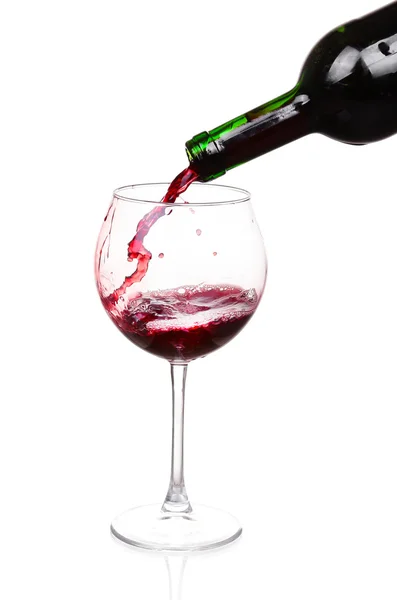 Rode wijn, gieten op witte achtergrond — Stockfoto
