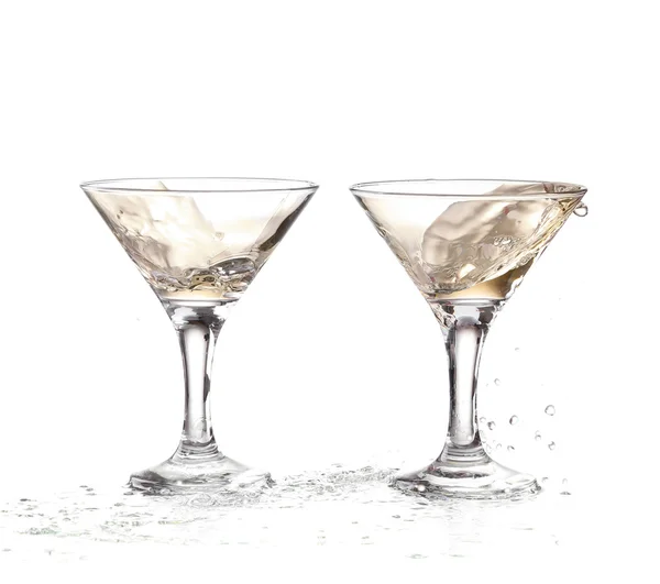 Два вина кружатся в бокале мартини, изолированные на белом фоне — стоковое фото