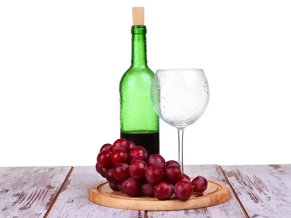 Verre à vin avec vin rouge, bouteille de vin et raisins isolés sur fond blanc — Photo