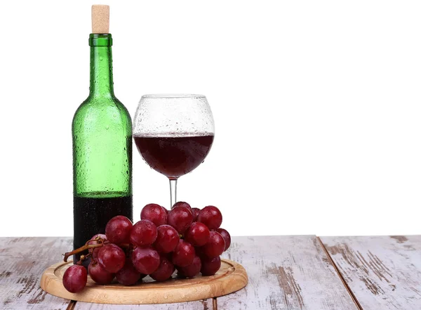 Бокал вина с красным вином, бутылка вина и винограда изолированы на белом фоне — стоковое фото