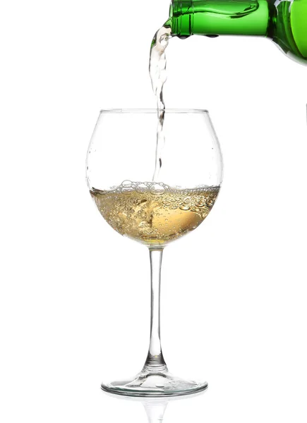 白ワインのボトルと 2 つのメガネ。白い背景で隔離 — ストック写真