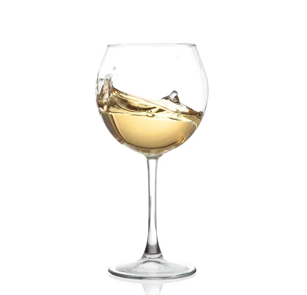 Beyaz bir arka plan üzerinde izole bir kadeh şarap cam dönen beyaz şarap — Stok fotoğraf