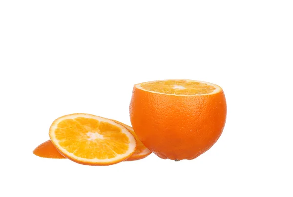 Orange frukt hälften och två segment eller cantles isolerad på vit bakgrund cutout — Stockfoto