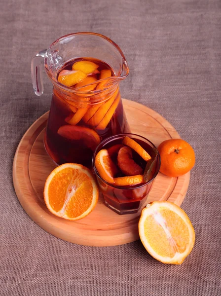 Kall uppfriskande drink från bär i glas på tabellen trä — Stockfoto