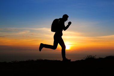 adam dağın tepesinde