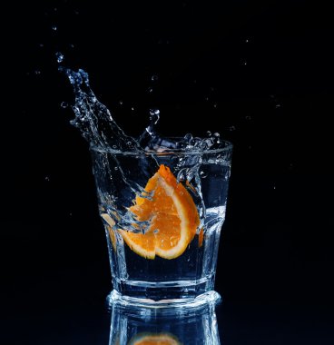 Bir bardak su ile bir sprey w içine sıçramasına limon dilim