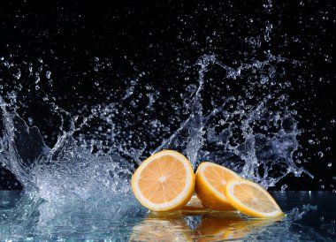 suyun içinde limon siyah arka plan üzerine dilimlenmiş