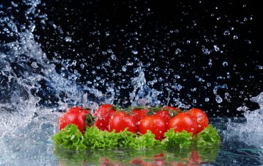 Salata, domates ve su damla sıçrama ile