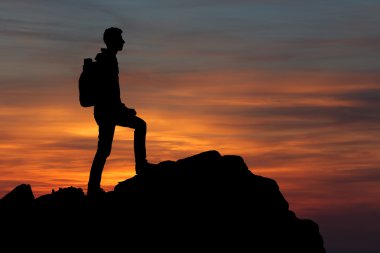 adam dağın zirvesinde. tasarım öğesi.