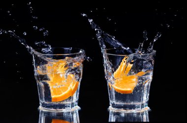 Bir bardak su ile bir sprey w içine sıçramasına limon dilim