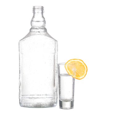 boş etiket votka cam ve beyaz zemin üzerine limon