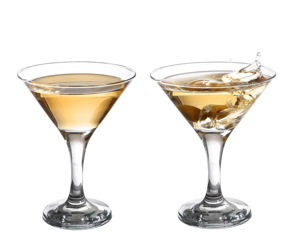 Una copa de martini sobre un fondo blanco —  Fotos de Stock