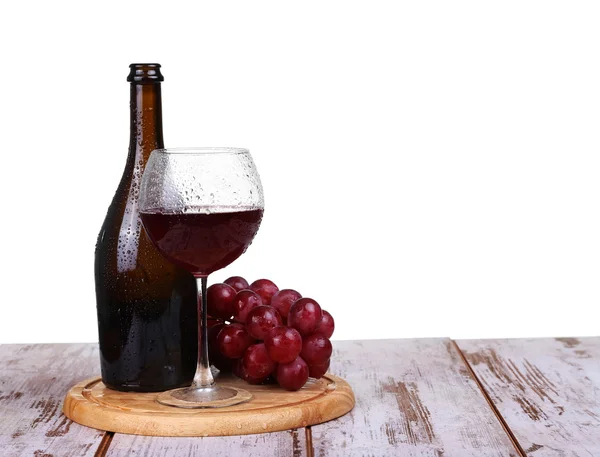 Glas wijn met rode wijn, fles wijn en druiven geïsoleerd op witte achtergrond — Stockfoto