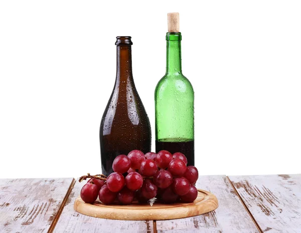 Copa de vino con vino tinto, botella de vino y uvas aisladas sobre fondo blanco — Foto de Stock