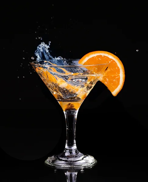 Vermú cóctel en el interior de la copa de martini sobre fondo oscuro —  Fotos de Stock