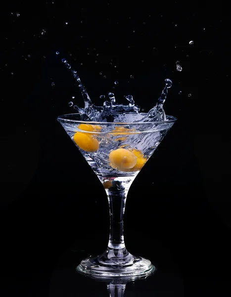 Vermut koktél belül martini pohár sötét háttér felett — Stock Fotó