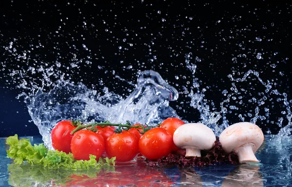 Salada, tomate e com respingo de gota de água — Fotografia de Stock