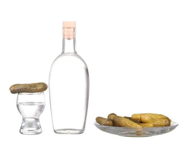 Vodka con il piccolo cetriolo messo sotto aceto . — Foto Stock