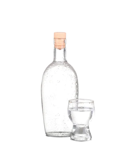 Butelka wódki i lampka na białym tle — Zdjęcie stockowe