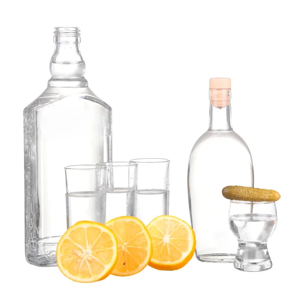 Etichetta bianca vodka vetro e limone su sfondo bianco — Foto Stock