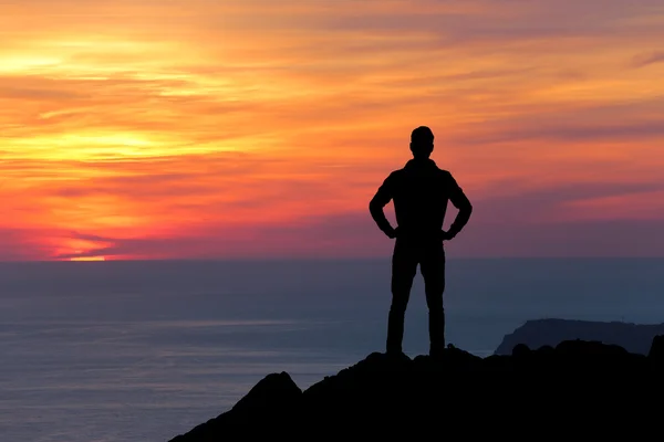 Mann auf dem Gipfel des Berges. Gestaltungselement. — Stockfoto