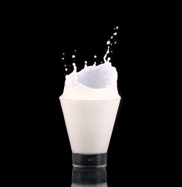 Splash bir bardak sütle üzerine siyah izole