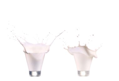 Splash beyaz izole bir bardak süt