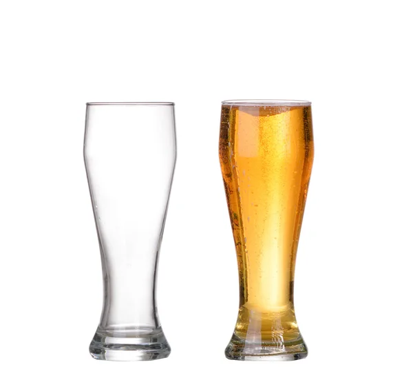 Vasos de cerveza. completo y vacío aislado sobre un fondo blanco —  Fotos de Stock