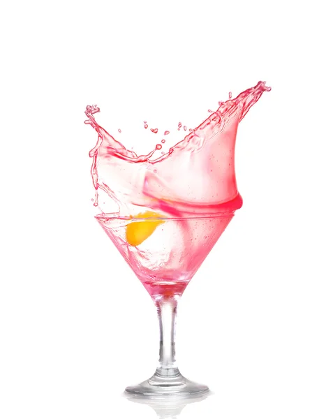 白色背景溅上孤立的鲜粉红色鸡尾酒，柠檬 — 图库照片