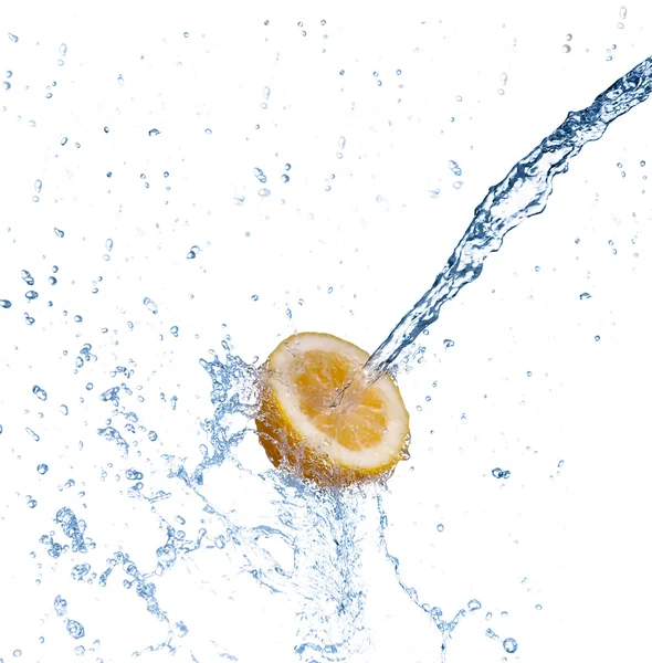 Segmento di limone che cade in acqua e facendo schizzi — Foto Stock