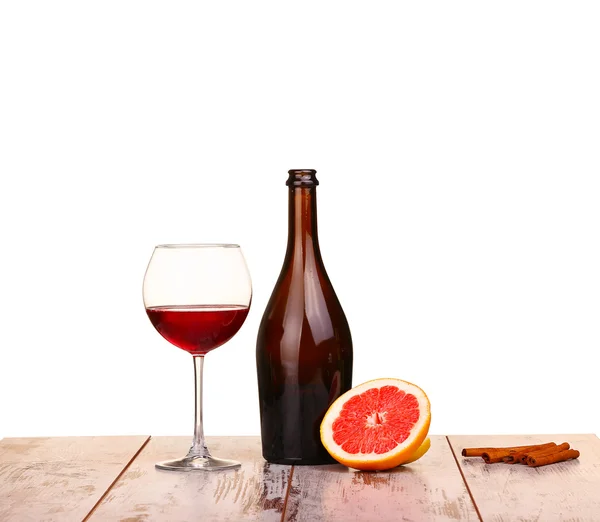 Glas rött vin, en flaska vin och grapefrukt på isolerade på vit bakgrund — Stockfoto