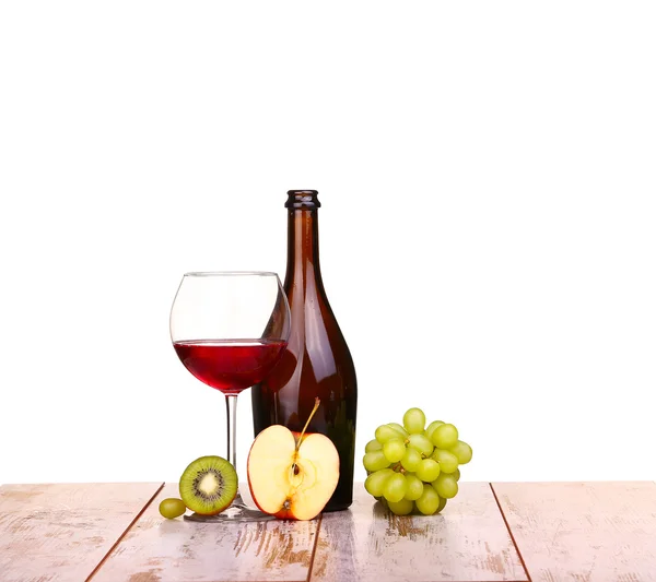 Copo de vinho tinto, uma garrafa de vinho e uvas maçã a bordo isolado sobre fundo branco — Fotografia de Stock