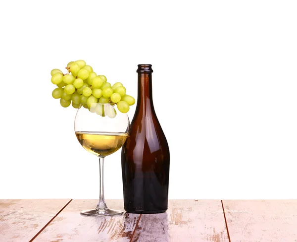 Glass of wine, a glass of wine and grapes on board isolated on white background — Stock Photo, Image