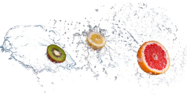 Estúdio de toranja fresca com respingo de água, isolado em fundo branco — Fotografia de Stock
