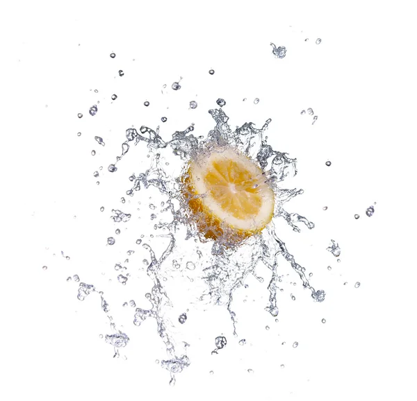 Segmento de limón cayendo en el agua y haciendo chapoteo — Foto de Stock