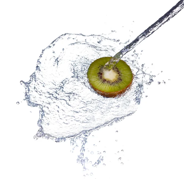 Kiwi slice splash em água isolada sobre fundo branco — Fotografia de Stock