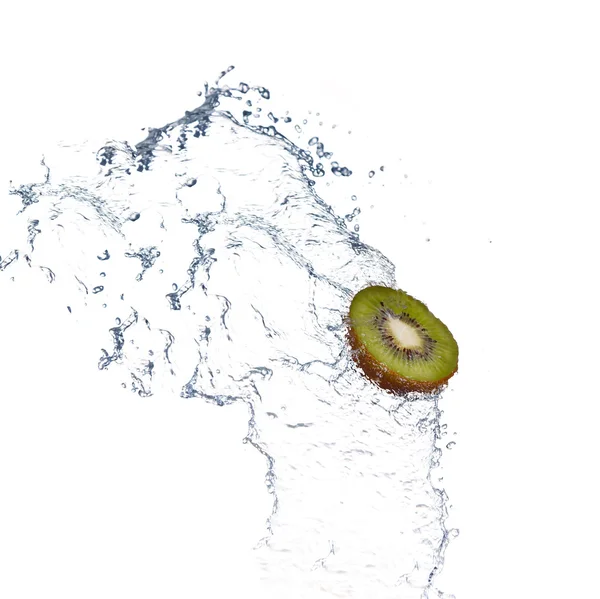 Kiwi éclaboussure de tranche dans l'eau isolée sur fond blanc — Photo