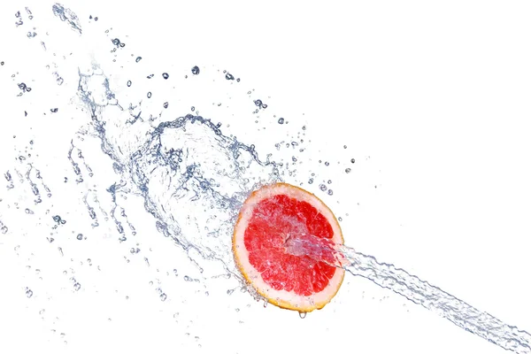 Studio shot van verse grapefruit met water splash, geïsoleerd op witte achtergrond — Stockfoto